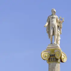 Posąg Apollina, greckiego boga słońca i muzyki, na ozdobnej kolumnie.
