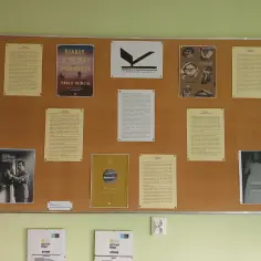 Plakat "Diabły z Neapolu" Pablo Trinci, opowiadający o śledztwie, które mogło doprowadzić do eksterminacji. Obok nagroda Kapuścińskiego.