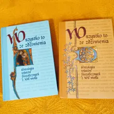 Dwie książki z ozdobnymi okładkami. Jedna błękitna, druga pomarańczowa. Obie zawierają tekst "Wszystko to ze zdziwienia" oraz "Antologia tekstów filozoficznych z XIII wieku" lub "z XIV wieku".