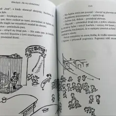 Dzieci w cyrku, zafascynowane występem, patrzą na klatkę z lwami i tygrysami. W tle widać wejście do cyrku z napisem "CIRCUS".