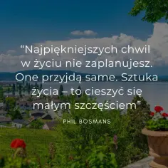 Piękny krajobraz z jeziorem i miasteczkiem. Na pierwszym planie kwiaty. W tle aforyzm Phila Bosmansa o sztuce cieszenia się małym szczęściem.