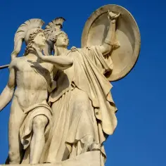 Kamienna rzeźba przedstawia dwóch wojowników w hełmach. Jeden z nich, z mieczem, jest prowadzony przez drugiego, który trzyma tarczę. Czy to **Ares** i jego towarzyszka?
