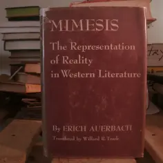 Stos książek, na pierwszym planie "Mimesis" Ericha Auerbacha, analizujący reprezentację rzeczywistości w literaturze zachodniej.