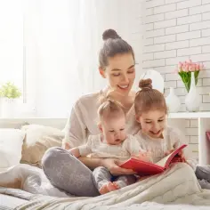 Mama czyta dzieciom baśnie Andersena alfabetycznie. Radość i ciepło w rodzinnym gronie.