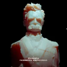 Biała rzeźba przedstawiająca Friedricha Nietzschego, z tekstem "Filozofia Friedricha Nietzschego" i "Wiele Masek Woli Mocy".