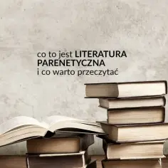 Stos książek i otwarty tom na tle ściany. Tekst: "Co to jest literatura parenetyczna i co warto przeczytać".