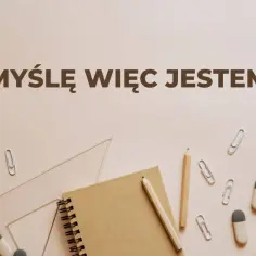 Na tle przyborów szkolnych, takich jak zeszyt, ołówki i linijka, widnieje napis "Myślę więc jestem".
