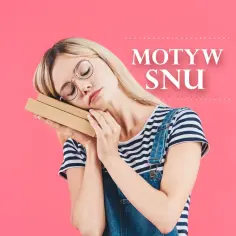 Dziewczyna w okularach zasnęła z książką na policzku. To idealny motyw snu dla każdego miłośnika literatury.