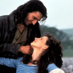 Intensywna scena z Wichrowych Wzgórz. Heathcliff patrzy z czułością na Catherine, która odwzajemnia spojrzenie.