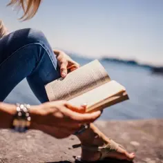 Czy literatura uczy człowieka jak żyć? Odkryj jej wpływ na nas