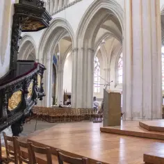 Wnętrze katedry z kazalnicą. Wyobraź sobie, że to miejsce, gdzie wygłaszano kazania sejmowe streszczenie.
