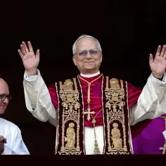 Nowy papież w bogatych szatach pozdrawia wiernych. Habemus papam!