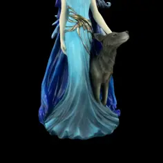 Figurka Hekate w błękitnej sukni z wilkiem u boku, symbolizująca jej władzę nad nocą i zwierzętami.