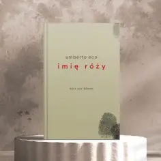 Okładka książki "Imię róży" Umberto Eco z odciskami palców. Tajemnicza historia czeka na odkrycie.