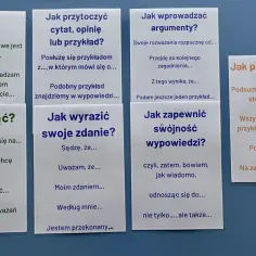 Zestaw kart z frazami pomocnymi w formułowaniu wypowiedzi, np. "Uważam, że...", "Podsumowując...", "Warto rozważyć...". Pomagają w budowaniu argumentacji i wyrażaniu opinii, wykorzystując **słownictwo wartościujące**.