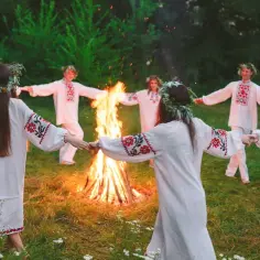 Ludzie w tradycyjnych strojach tańczą w kręgu wokół ogniska. To piękny widok, przypominający o dawnych obrzędach i symonii.