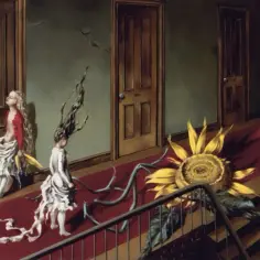 Dwie dziewczynki w zwiewnych sukniach, surrealizm. Jedna stoi przy drzwiach z numerem 207, druga z włosami unoszącymi się w powietrzu. Obok olbrzymski słonecznik.