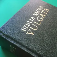 Ciemnozielona okładka Biblii Wulgaty, klucz do zrozumienia tekstów i hermeneutyki.