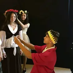 Chłopiec w koronie, niczym młody król kirkor, przygotowuje się do koronacji dziewcząt w wiankach.