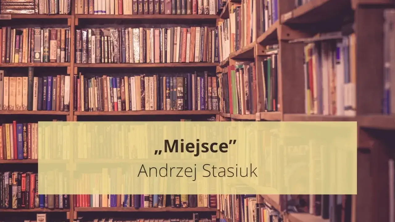Półki pełne książek, a na nich tytuł