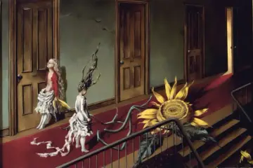 Dwie dziewczynki w zwiewnych sukniach, surrealizm. Jedna stoi przy drzwiach z numerem 207, druga z włosami unoszącymi się w powietrzu. Obok olbrzymski słonecznik.