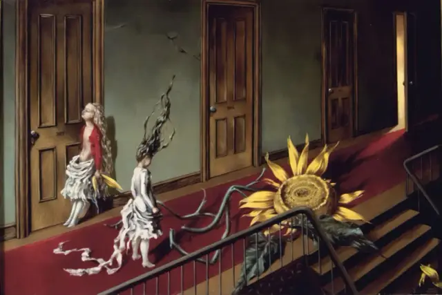 Dwie dziewczynki w zwiewnych sukniach, surrealizm. Jedna stoi przy drzwiach z numerem 207, druga z włosami unoszącymi się w powietrzu. Obok olbrzymski słonecznik.